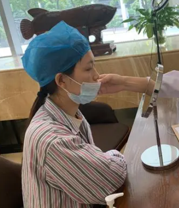 去眼袋手术