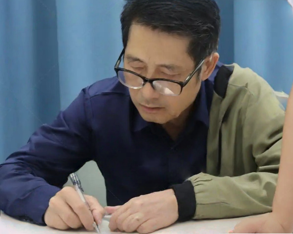 去眼袋手术